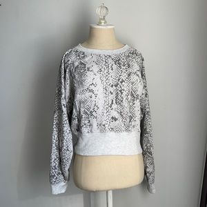 Crew neck sweatshirt with light and gray snack skin pattern